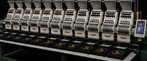 Bordadora industrial de 12 cabezas trabajando escudos simultáneos